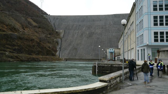 Më pak ujë në hidrocentrale/ Rënie në Fierze dhe Vaun e Dejës, rritje në Koman