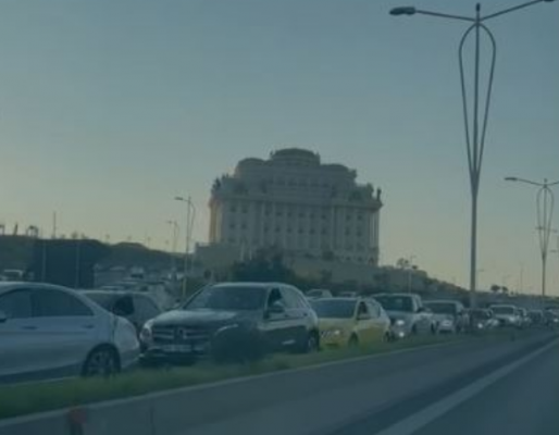 Aksident i shumëfishtë në autostradën Tiranë-Durrës, bllokohet qarkullimi