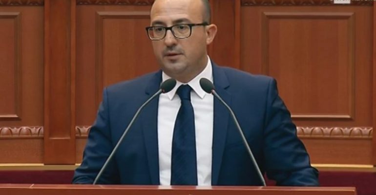 Saimir Korreshi vjen me dhuratë për Ministren, garda nuk e lejon t’i fusë në parlament