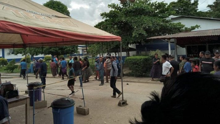 “Nuk besojnë te COVID”/ Banorët e një fshati në Guatemala mbajnë peng vaksinuesit
