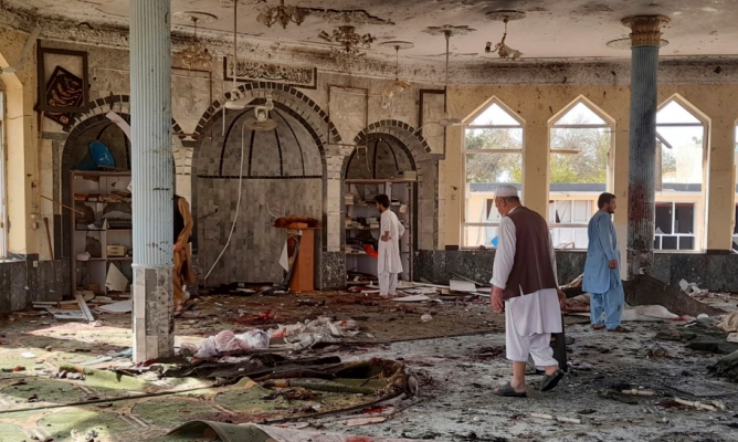 Zyrtarët talebanë: Të paktën 100 të vdekur e të plagosur pas një shpëthimi në një xhami