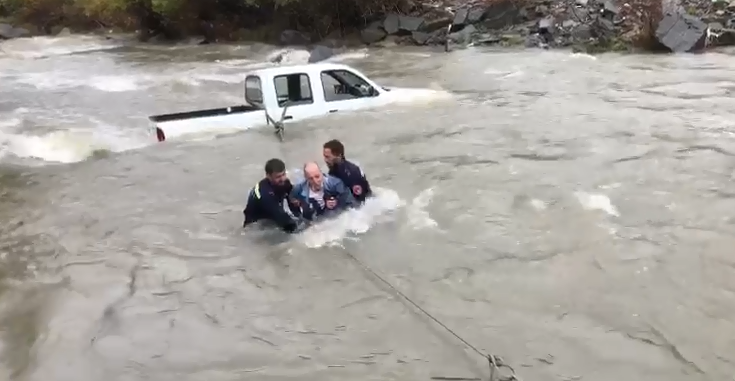 Lumi merr përpara makinën/ Shpëtohen nga mbytja 4 turistë hungarezë në Maliq