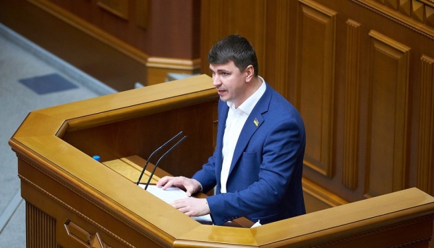 Deputeti 33-vjeçar gjendet i pajetë brenda një taksie në Ukrainë