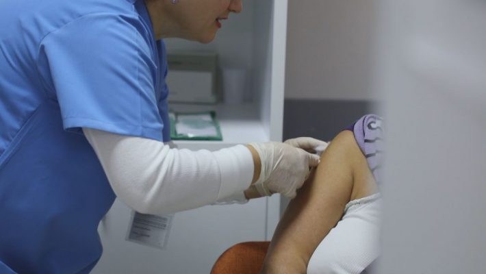 Nis vaksinimi ndaj gripit/ Mjekët: Mund të merret në të njëjtën ditë me dozën e Covid