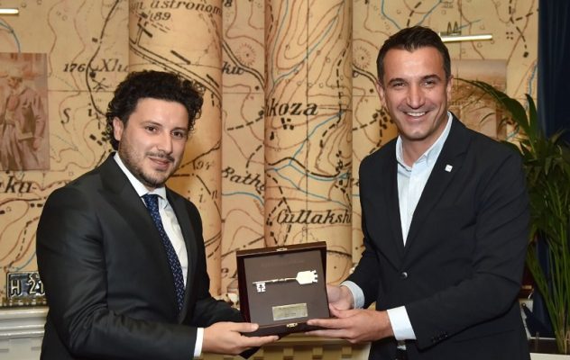 Kryebashkiaku Veliaj i jep “Çelësin e qytetit” Zv.Kryeministrit të Malit të Zi, Dritan Abazoviç