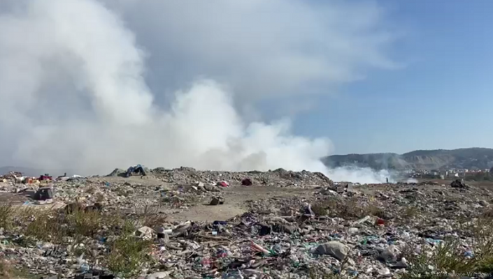 Përsëritet historia/ Zjarr edhe në fushen e mbetjeve në Vlorë