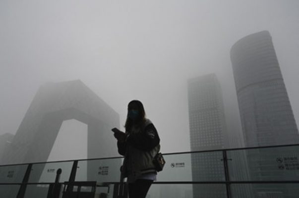 Mbyllen shkolla e autostrada në Pekin, niveli i ndotjes 15 herë më i lartë se norma