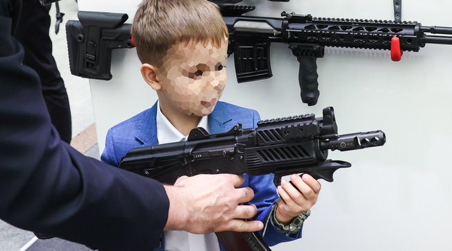 Shokuese/ Fëmijët luajnë me armën për të bërë video në rrjetet sociale, vritet 5-vjeçari