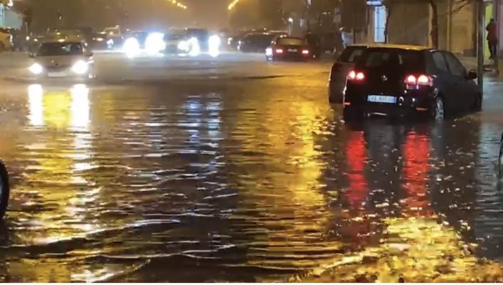 Stuhi dhe reshje shiu në Vlorë, disa zona të qytetit nën ujë