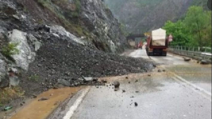 Situata nga moti i keq, probleme me rrëshqitjen e gurëve dhe energjinë elektrike në qarkun e Elbasanit