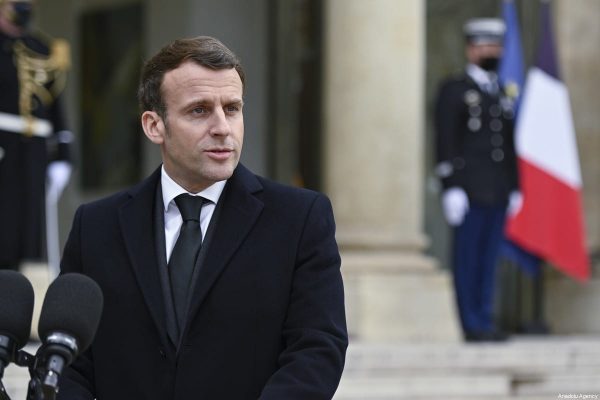 Franca kundër izolimit për të pavaksinuarit/ Macron: Masë e panevojshme