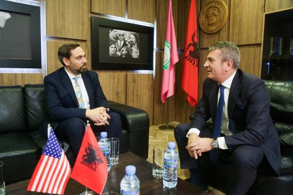 Gjiknuri takon numrin dy të SHBA në Tiranë: Reforma Zgjedhore dhe mandati i Vetingut, temat kryesore