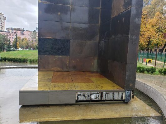 Dhunohet monumenti i Pavarësisë në Tiranë, vidhen për skrap pllakat
