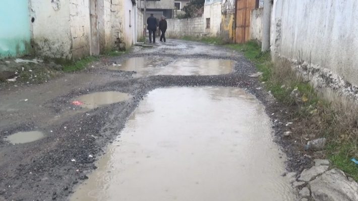 Uji i ndotur dhe rrugë si në mesjetë/ Protestojnë banorët e lagjjes “5 Maji” në Elbasan