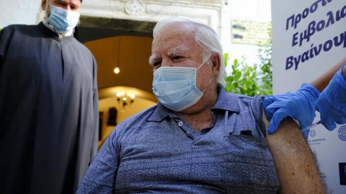 Greqia detyron vaksinimin për personat mbi 60-vjeç: Kush refuzon, do gjobitet