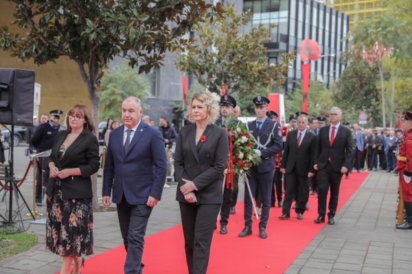 77-vjetori i çlirimit të Tiranës, ceremoni përkujtimore tek ‘Ushtari i Panjohur’