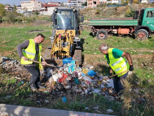 Bashkia nis aksionin e  pastrimit të Bregut të Lumit, mjetet e rënda largojnë mbetjet (FOTO)