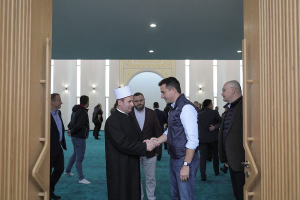Rindërtimi/ Kryebashkiaku Veliaj dhe komuniteti mysliman përurojnë xhaminë në Sauk