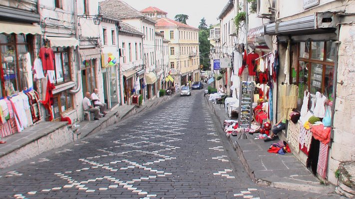 Bashkia e Gjirokastrës mbyll për disa orë tregun industria: Tregtarët janë debitorë