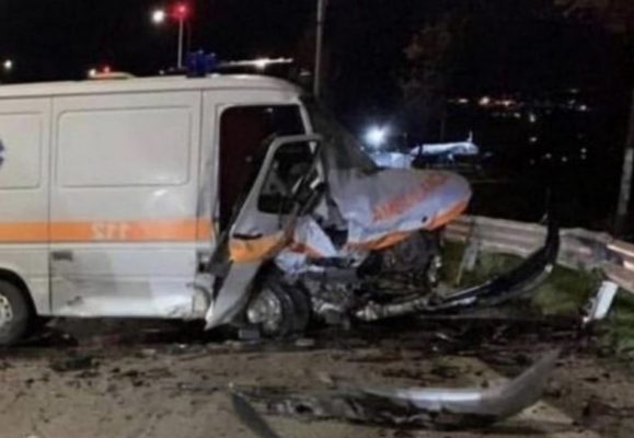 Përplaset ambulanca në Rinas/ Vdes pacientja 42-vjeçe, plagoset rëndë infermieri dhe disa të tjerë