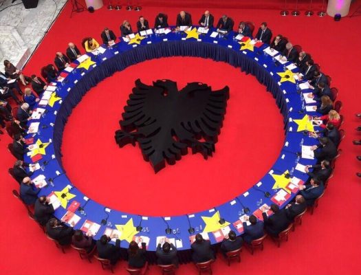Nesër mbledhja e dy qeverive/ Shqipëria dhe Kosova do firmosin 6 marrëveshje