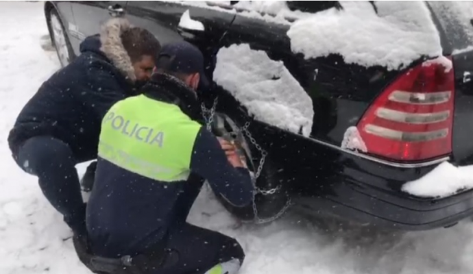 ARRSH apel shoferëve: Policia nuk do ju lejojë të udhëtoni pa goma dimri dhe zinxhirë