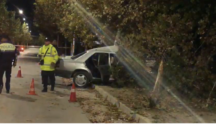 Video-Makina del nga rruga, përplaset me pemën/ Shoferi i plagosur niset drejt ‘Traumës’