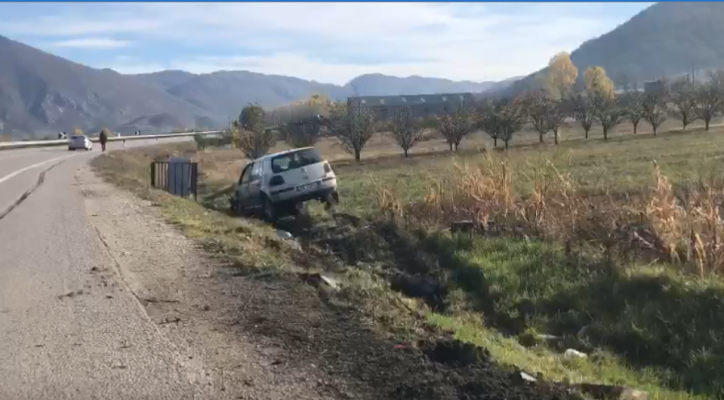 Video-Përplasen dy makina në aksin  Korçë-Kapshticë/ Njëra përfundon në kanal
