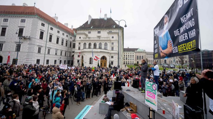 “Liri, trupi im, zgjedhja ime”/ Austriakët në shesh kundër vendimit për të izoluar të pavaksinuarit