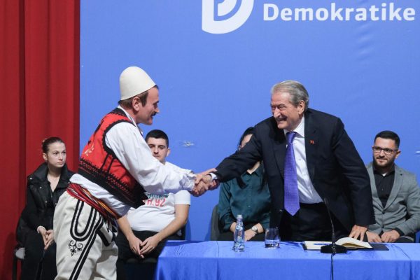 Berisha njofton “Foltoren” e radhës/ Ja ku do të mblidhen këtë herë demokratët