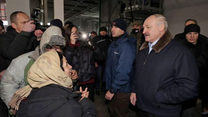 Lukashenko viziton emigrantët në kufi me Poloninë: Nëse doni të shkoni në Perëndim, ne nuk…