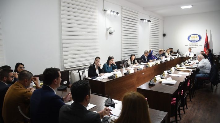 Edmond Spaho përgëzon Erion Veliajn: “Ka përmirësim të dukshëm në pastrimin e Tiranës”