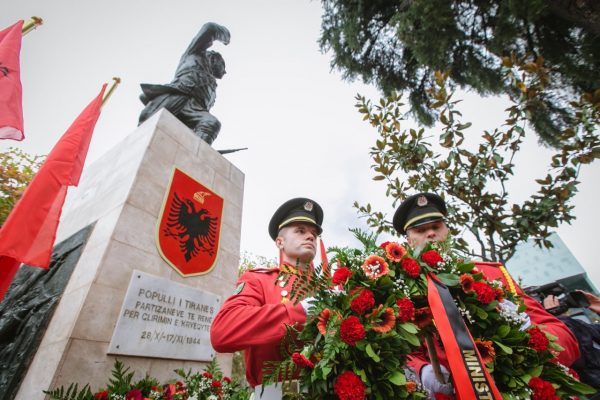 Veliaj uron  77-vjetorin e çlirimit të Tiranës: Dita kur ne nderojmë sakrificën e heronjve duke qëndruar të bashkuar