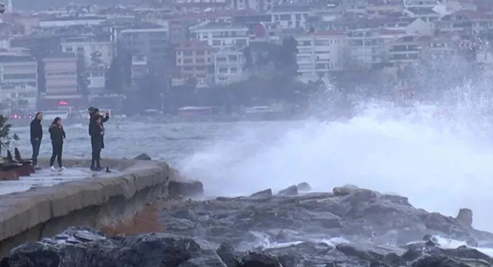 Stuhia e fortë godet Stambollin, humb jetën një grua, disa të plagosur