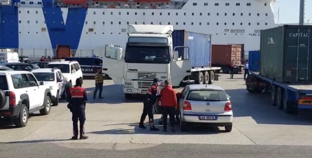 Tentoi të kalonte kufirin me dy afganë me dokumente të falsifikuara/ Arrestohet 25-vjeçari në Portin e Durrësit