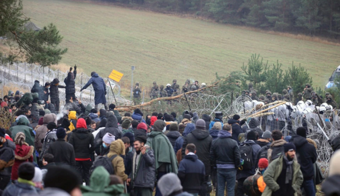 Polonia paralajmëron “përshkallëzim të armatosur” me Bjellorusinë, ndërsa emigrantët grumbullohen në kufi