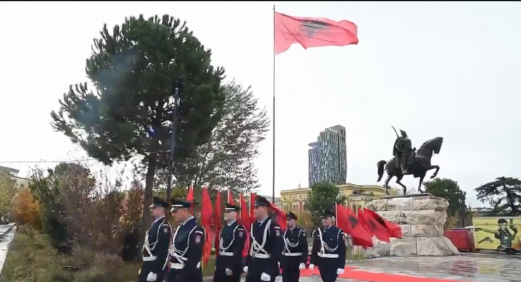 Edhe Tirana kujton Pavarësinë, në Korçë mbahet mesha e bekimit të Flamurit