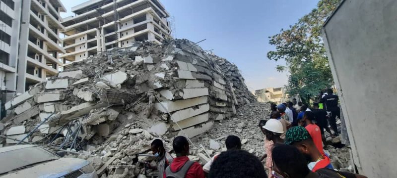 VIDEO/ Shembet ndërtesa 21-katëshe, mbi 50 persona të bllokuar nën rrënoja