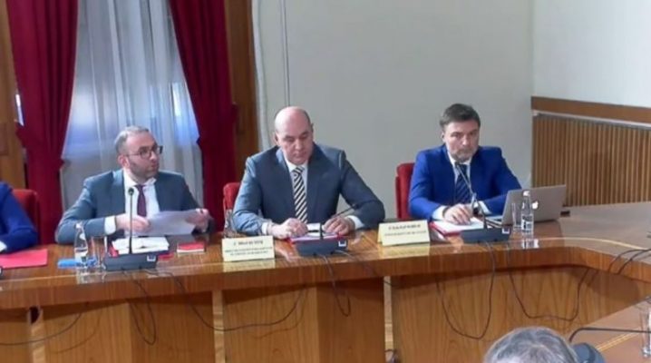 Mandati i ‘Vettingut’/ Demokratët largohen nga mbledhja e, qëndron vetëm deputetja e LSI
