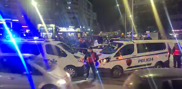 Vrasja e dyfishtë në Tiranë/ Gjendet një automjet i djegur në Thumanë