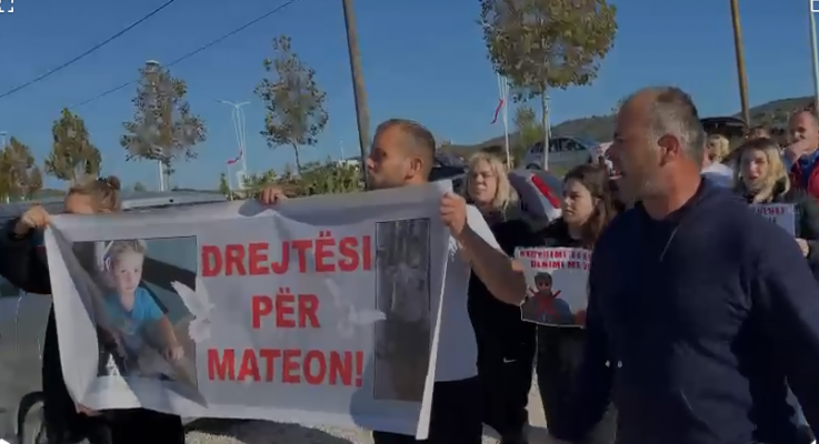 Tensione në Vlorë/ Familjarët e 8-vjeçarit tentojnë të hyjnë me forcë në burgun ku ndodhet Çalamani