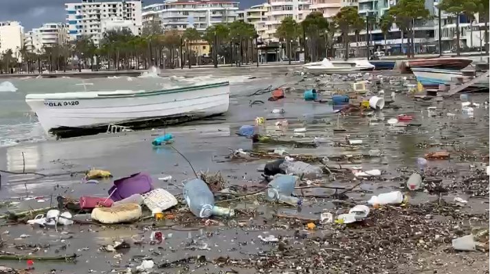 Video-Moti i keq shndërron bregdetin e Vlorës në ‘kosh plehrash’
