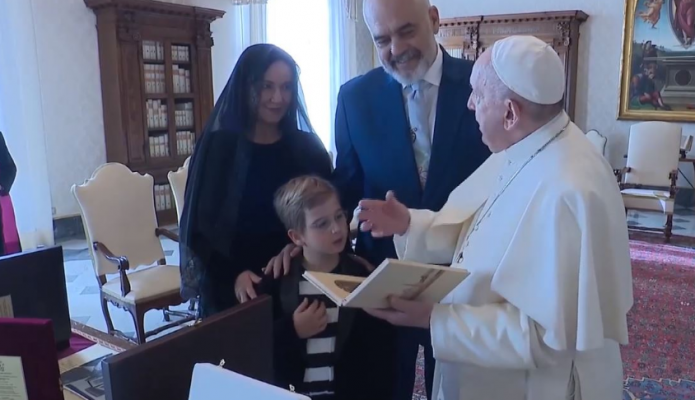 I shoqëruar nga Zaho dhe bashkëshortja, kryeministri Rama pritet në Vatikan nga Papa Françesku