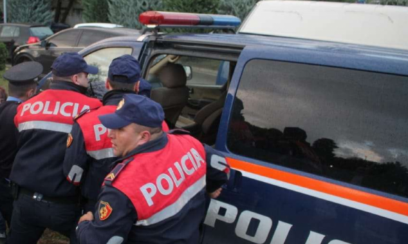 I kërkoi 7 mijë euro një personi për të mos e arrestuar/ Prangoset oficeri i Policisë në Elbasan