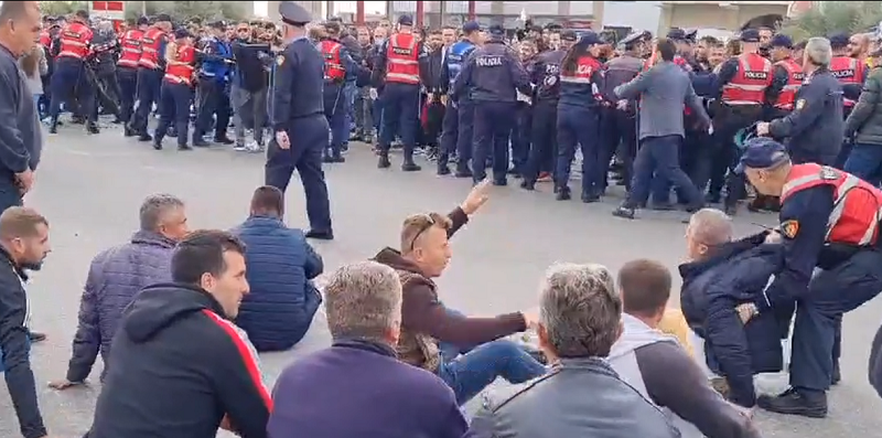 Fermerët e Myzeqesë përplasen me policinë në Lushnjë, bllokohet rruga kombëtare