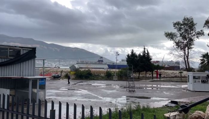 6 orë mes ankthit në det/ Zbresin pasagjerët nga trageti në Vlorë