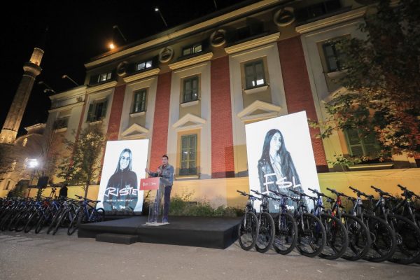 Veliaj dhuron 100 biçikleta për 100 nxënësit ekselentë të Tiranës: “Jeni krenaria e qytetit; Shembull për të ardhmen e kryeqytetit”
