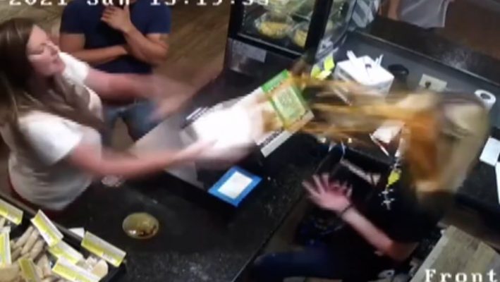 Video/ “Tërbohet” klientja, i hedh punonjëses së restorantit supën e nxehtë në fytyrë