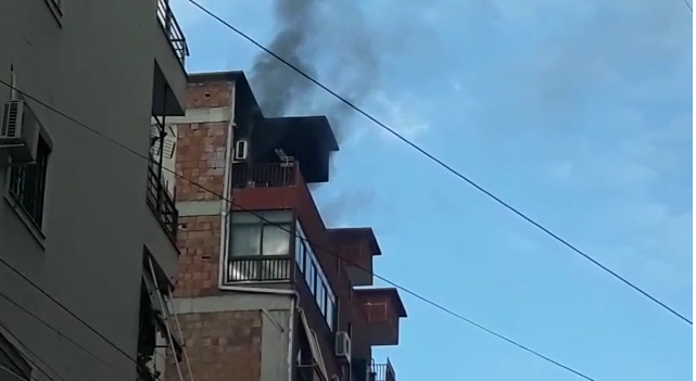 Video-Flakët e zjarrit “përpijnë” katin e fundit në një pallat, në Astir