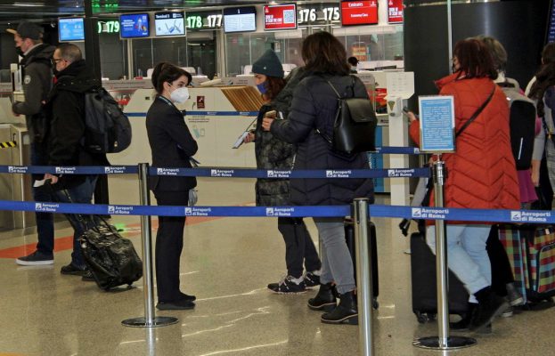 Franca kufizon udhëtimet nga frika e Omicron, Italia shtrëngon masat në aeroporte dhe jo vetëm
